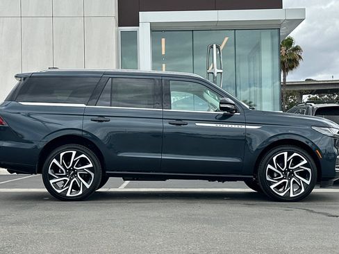 New 2026 Lincoln Navigator Reserve AWD/4WD image 2