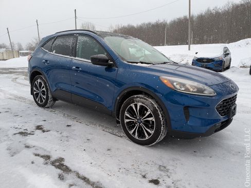 Used 2022 Ford Escape SE w/ SE Sport Appearance Package image 7