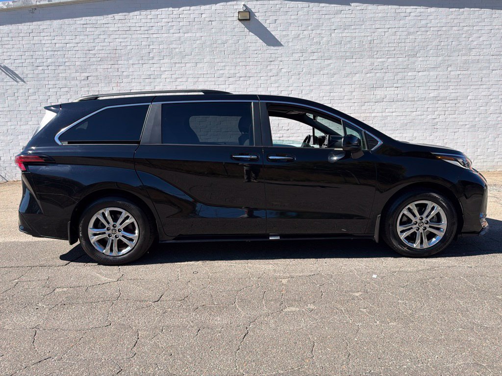 Used 2022 Toyota Sienna XSE AWD/4WD image 1