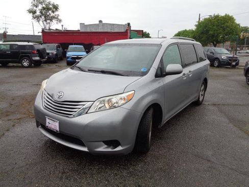 Used 2015 Toyota Sienna LE FWD image 1