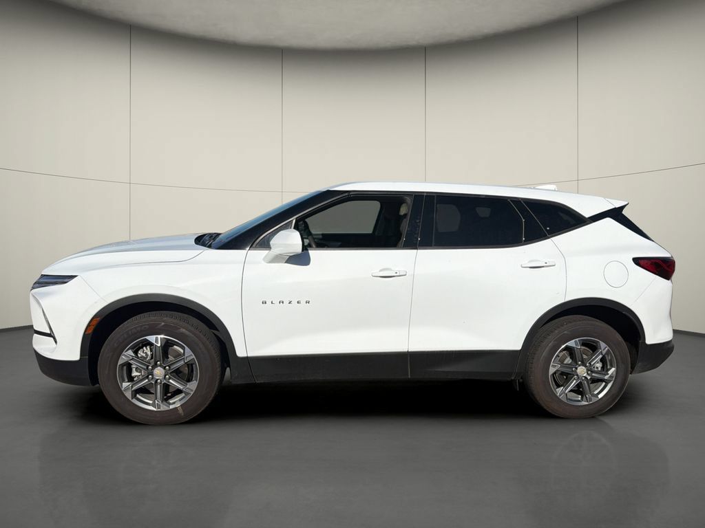 Used 2025 Chevrolet Blazer LT FWD image 4