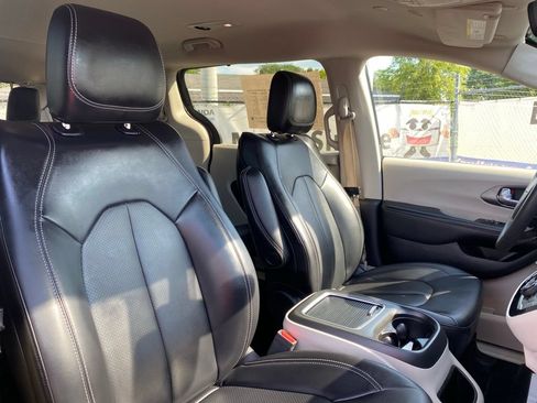 Used 2023 Chrysler Pacifica Touring-L FWD image 17