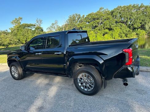 Used 2025 Toyota Tacoma Limited AWD/4WD image 4