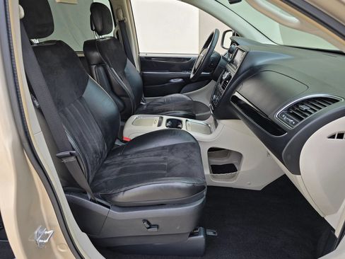 Used 2016 Chrysler Town & Country Limited FWD image 24