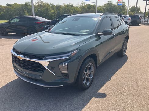 Used 2025 Chevrolet Trax LT FWD image 3