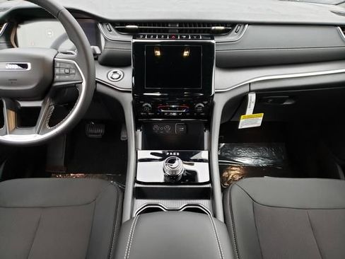 New 2025 Jeep Grand Cherokee Laredo image 8