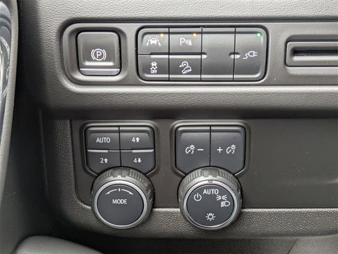 Used 2022 Chevrolet Suburban Premier image 22