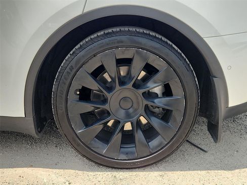 Used 2022 Tesla Model Y Long Range AWD/4WD image 32