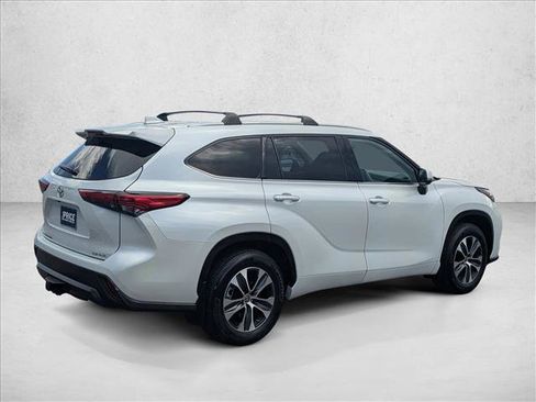 Used 2022 Toyota Highlander XLE AWD/4WD image 5