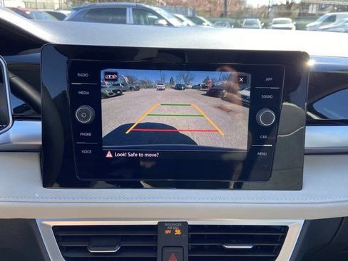 Used 2025 Volkswagen Taos SE w/ Panoramic Sunroof Package image 21