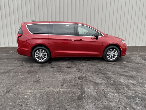 New 2026 Chrysler Pacifica Limited w/ Trailer Tow Group image 5