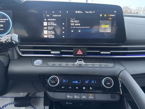 Used 2024 Hyundai Elantra Blue image 14