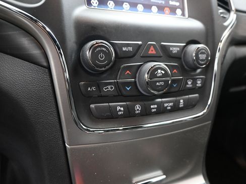 Used 2021 Jeep Grand Cherokee Laredo image 14