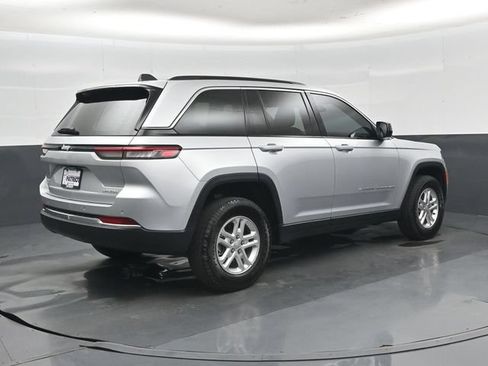 Used 2025 Jeep Grand Cherokee Laredo AWD/4WD image 3