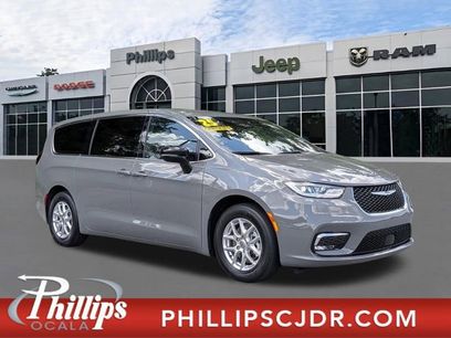 Used 2025 Chrysler Pacifica Select