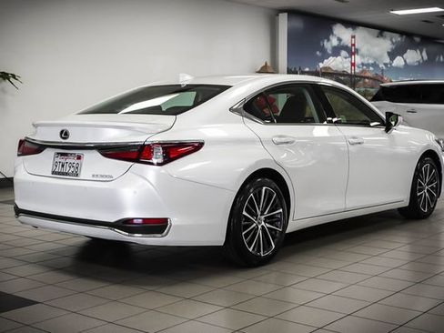 Used 2025 Lexus ES 300h w/ Premium Package image 5