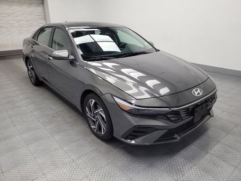 Used 2025 Hyundai Elantra SEL FWD image 13