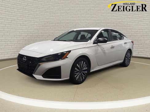 Used 2025 Nissan Altima 2.5 SV FWD image 1