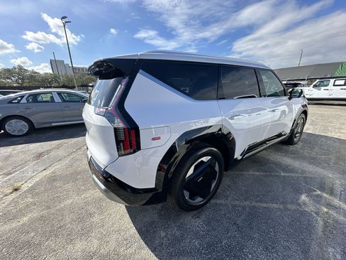 Certified 2026 Kia EV9 Land image 22