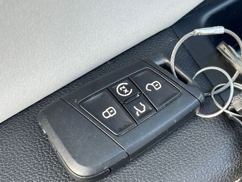 Used 2025 Volkswagen Taos SE image 21