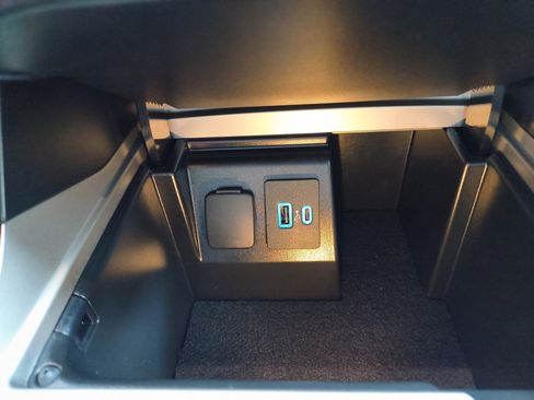 Used 2023 Ford Explorer XLT image 23