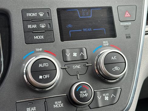 Used 2018 Toyota Sienna XLE w/ XLE Navigation Package FWD image 18