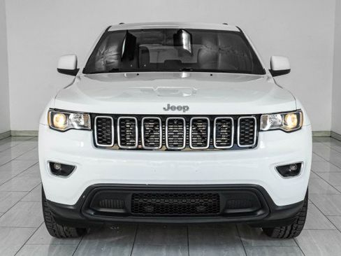 Used 2018 Jeep Grand Cherokee Laredo image 3