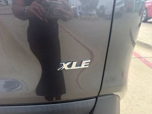 Used 2022 Toyota RAV4 XLE FWD image 9