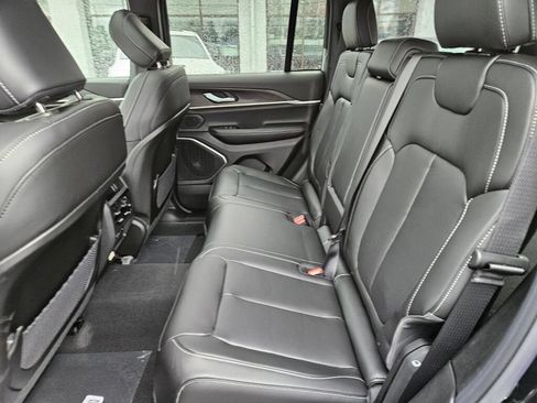 New 2026 Jeep Grand Cherokee Limited w/ Luxury Tech Group II AWD/4WD image 17