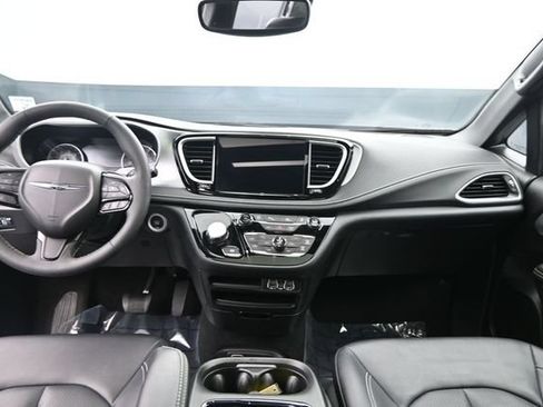 Used 2024 Chrysler Pacifica Touring-L w/ S Appearance Package FWD image 10