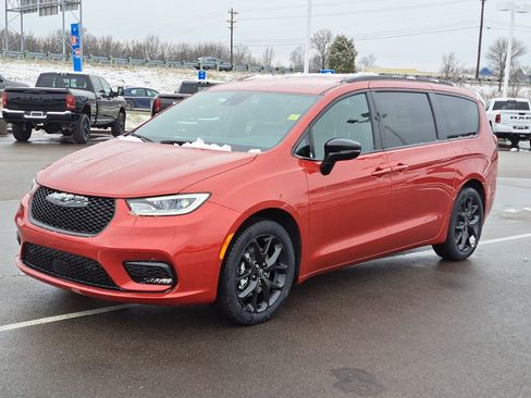 New 2026 Chrysler Pacifica Select w/ S Appearance Package image 2