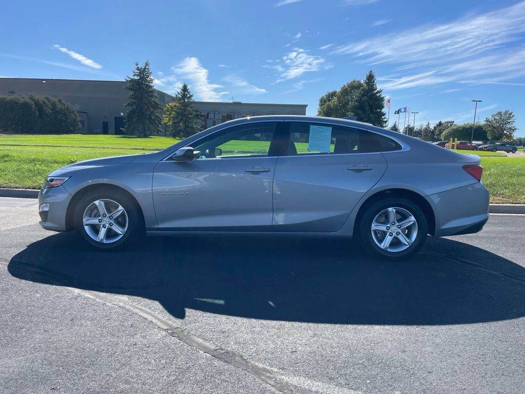 Used 2024 Chevrolet Malibu LT FWD image 2