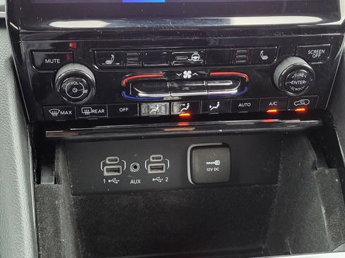 Used 2023 Jeep Grand Cherokee Limited w/ Black Appearance Package RWD image 23