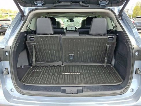 Used 2024 Toyota Highlander XLE FWD image 35
