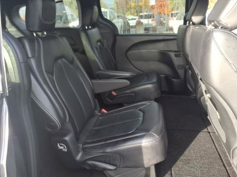 Used 2022 Chrysler Pacifica Touring-L w/ S Appearance Package image 25