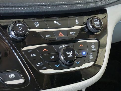 Used 2020 Chrysler Pacifica Limited image 27