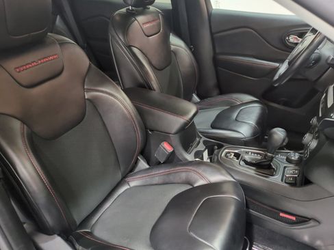 Used 2019 Jeep Cherokee Trailhawk w/ Cold Weather Group AWD/4WD image 10