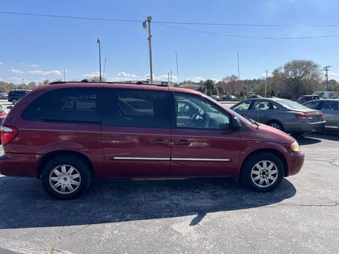 Used 2006 Chrysler Town & Country Touring image 3