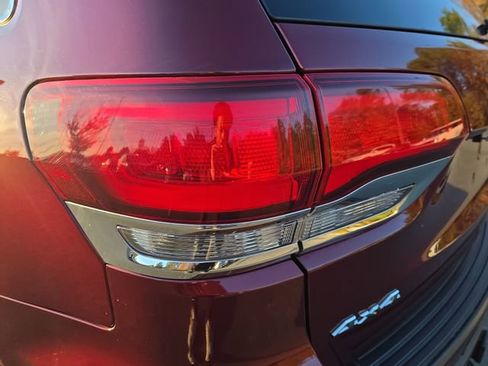 Used 2020 Jeep Grand Cherokee Laredo w/ Laredo X Package image 50