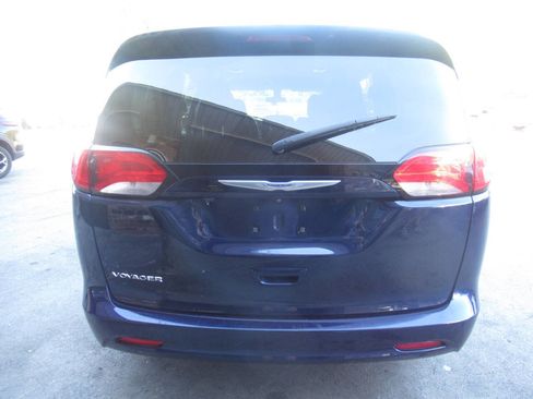 Used 2020 Chrysler Voyager LX image 10