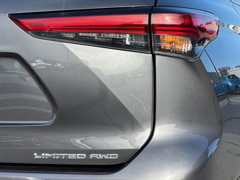 Used 2023 Toyota Highlander Limited image 11