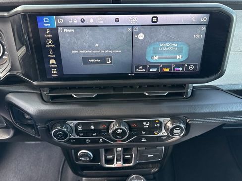 Used 2025 Jeep Wrangler Unlimited Sahara AWD/4WD image 15