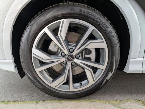 Used 2025 Audi Q4 e-tron Prestige image 27