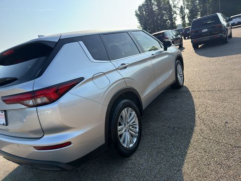Used 2023 Mitsubishi Outlander ES FWD image 4