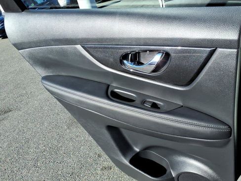 Certified 2018 Nissan Rogue S image 15