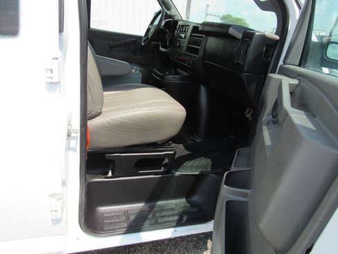 Used 2016 Chevrolet Express 2500 RWD image 12
