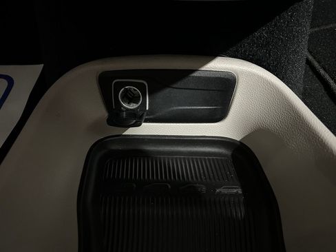 Used 2024 Chrysler Pacifica Touring-L FWD image 34