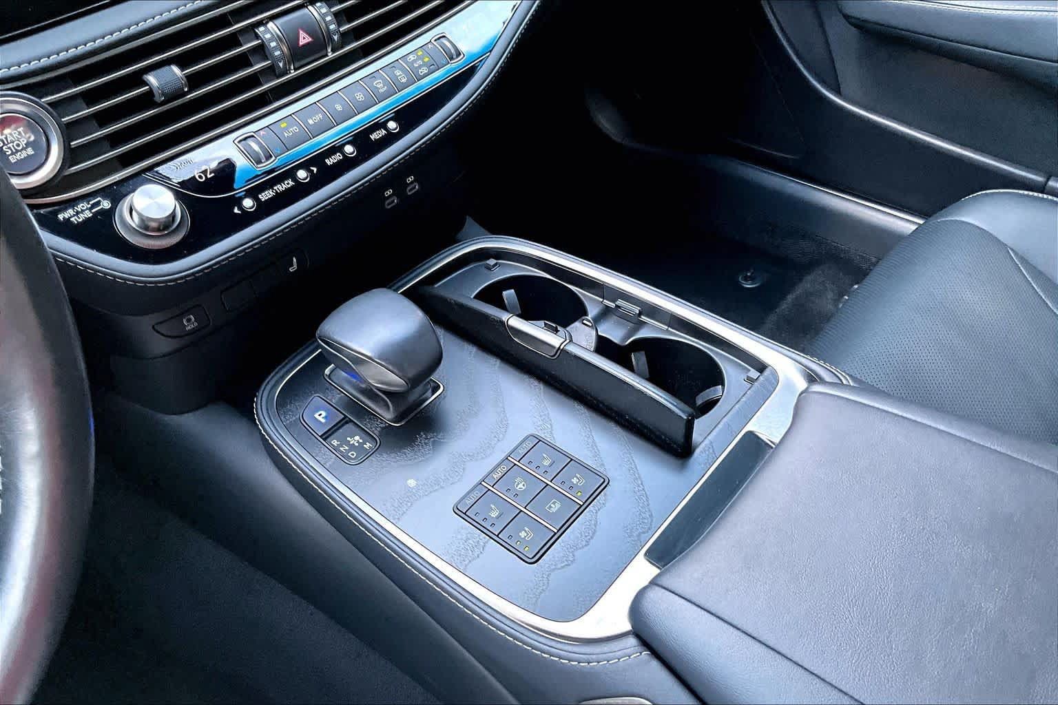 Used 2023 Lexus LS 500 w/ Accessory Package (Z2) RWD image 17