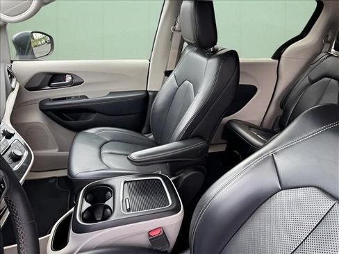 Used 2023 Chrysler Pacifica Touring-L FWD image 7