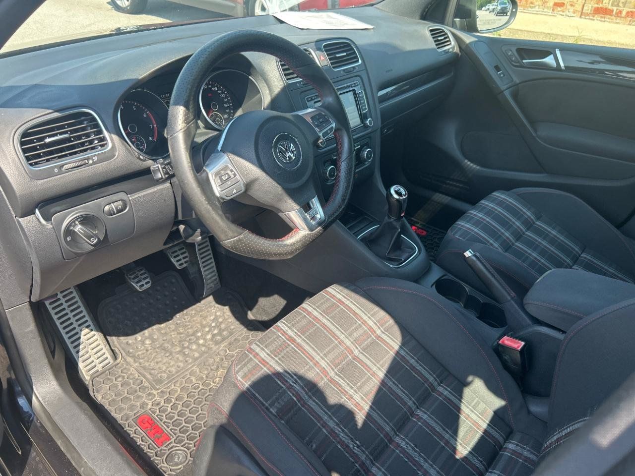 Used 2011 Volkswagen Golf 4-Door FWD image 16